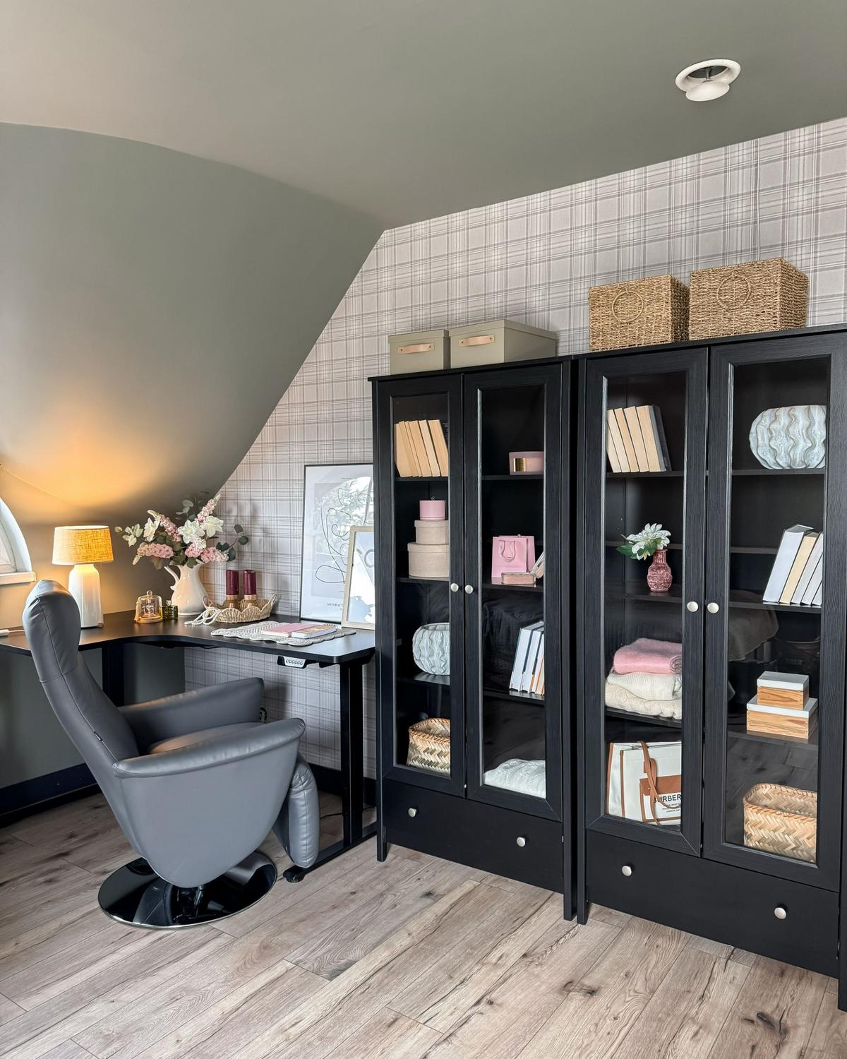 VITRINE mit Glastüren 80 cm Schwarz Nornalup - Schwarz, Holzwerkstoff (80/180/35cm) - Beliani