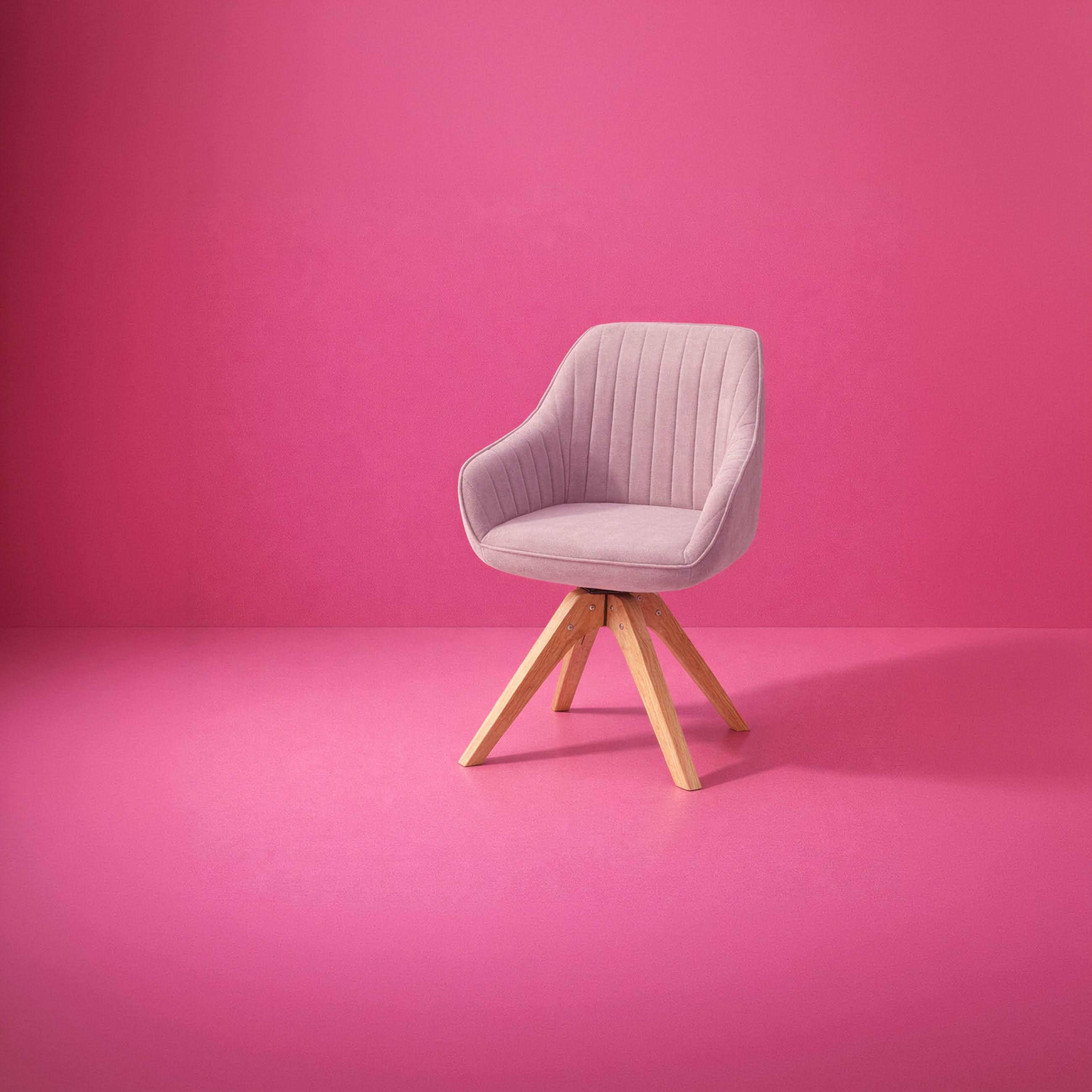 Pinker Hintergrund mit rosa Sessel