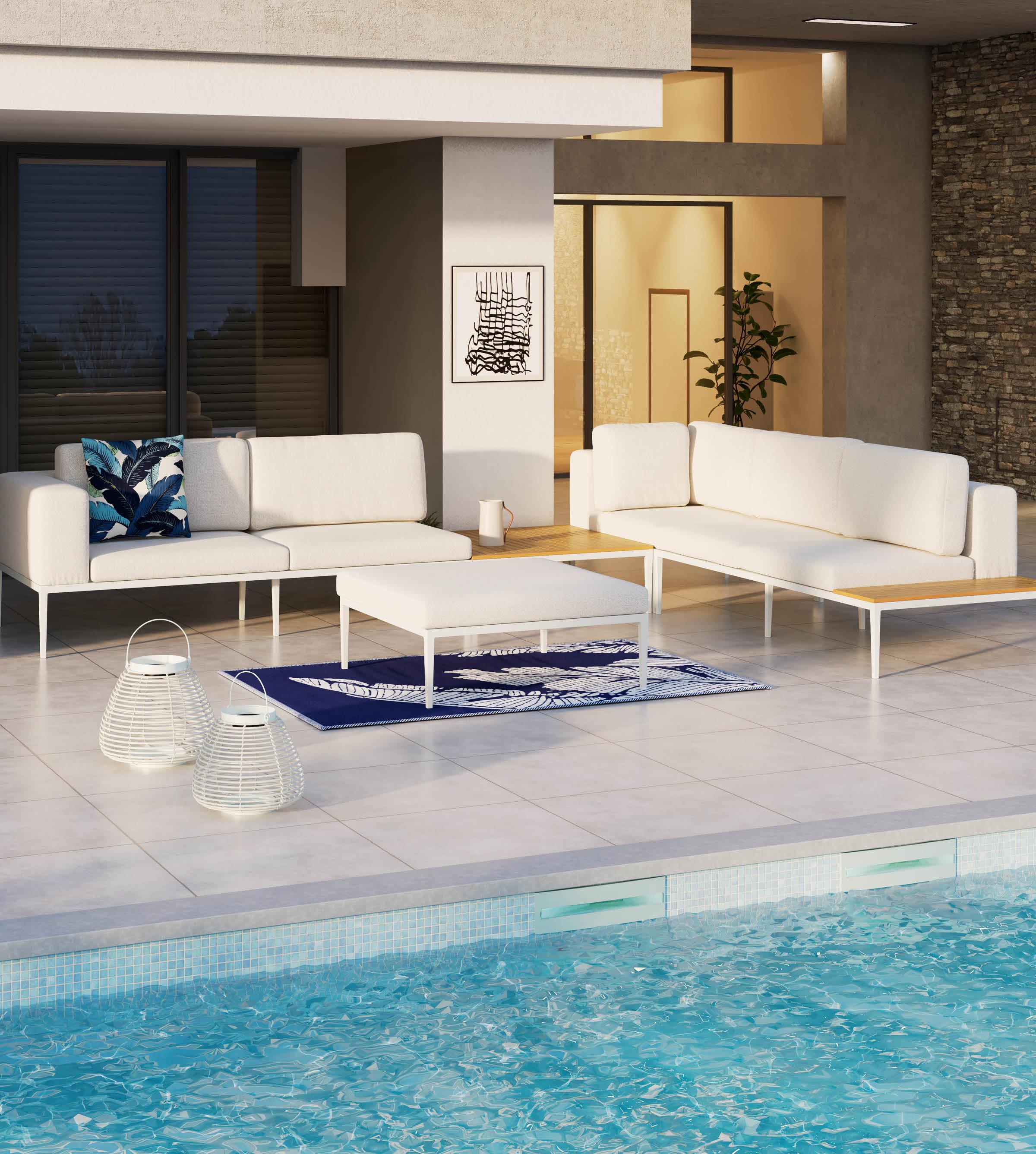 Loungegarnitur Creme mit Beistelltisch mit Holzplatte, weiße Outdoorleuchten davor