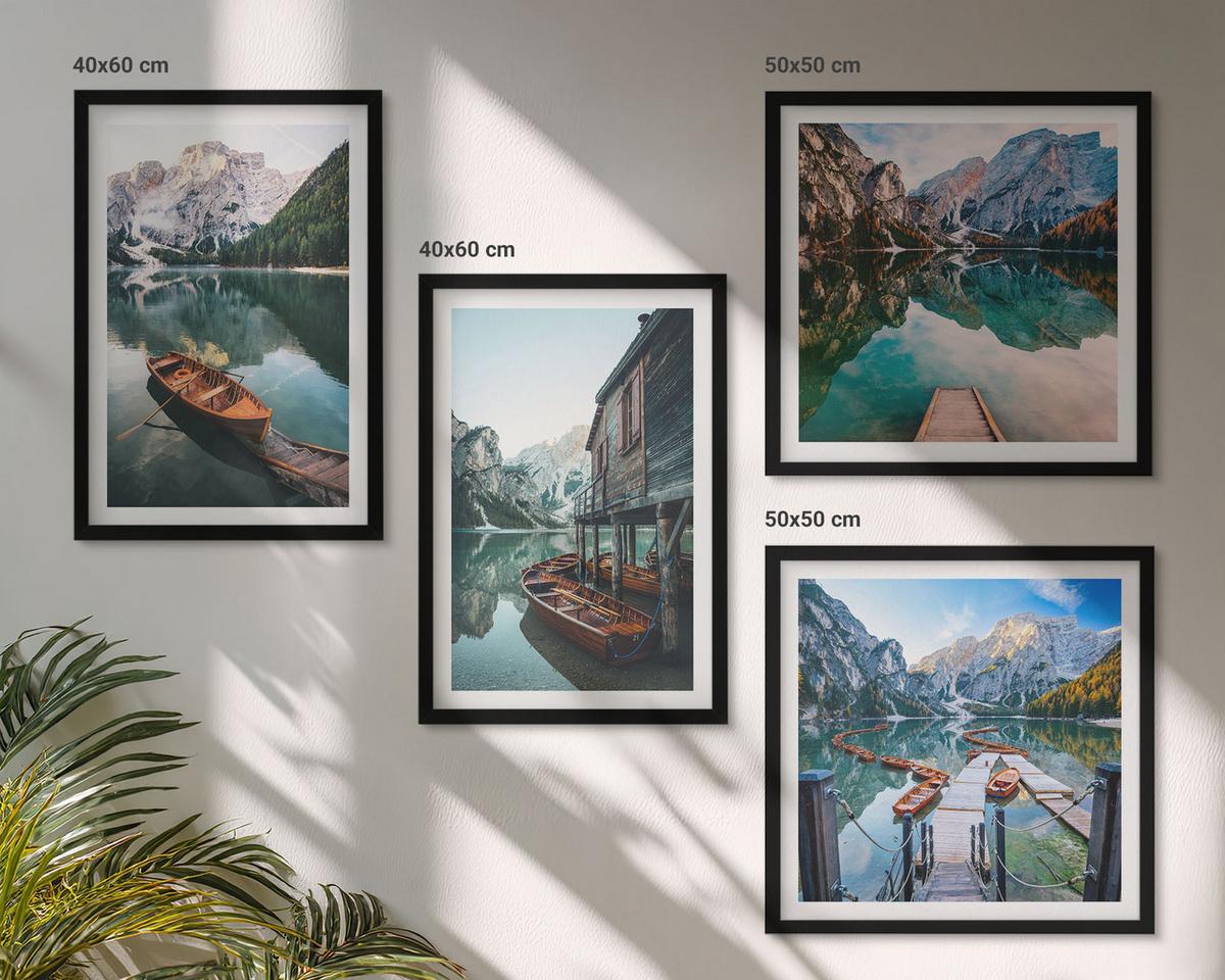 BILDER SET 4er Set - 50x50 cm & 40x60 cm Schwarzer Rahmen - See, Berge, Boote, Ferienhaus - Schwarz, Kunststoff (50/50cm) - TULUP