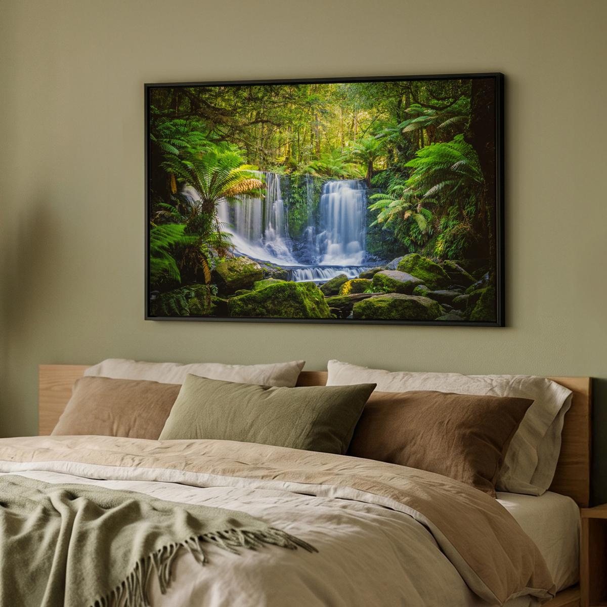 LEINWAND Bilder mit Rahmen - Dschungel - Wasserfall - Australien - Pflanzen - Natur - 90x60 - Dunkelgrün, Textil (90/60cm) - MuchoWow