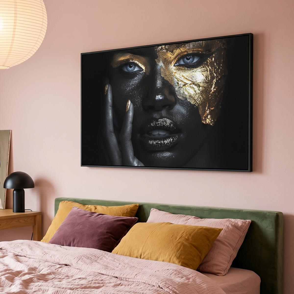 LEINWAND Bilder mit Rahmen - Frau - Gold - Porträt - Schwarz-Weiß - Luxus - 120x80 - Hellblau, Textil (120/80cm) - MuchoWow