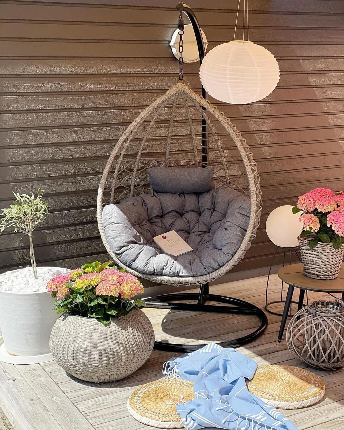 HÄNGESESSEL PE Rattan taupe/grau mit Sitzkissen 97 cm Arsita - Grau, Kunststoff (100/121/97cm) - Beliani