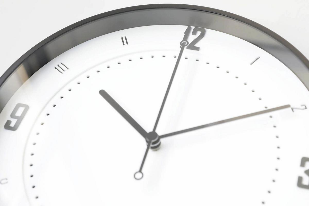 WANDUHR Design Weiß 30/30 cm - Schwarz/Weiß, Glas/Holzwerkstoff (30/30/5cm) - ONZENO