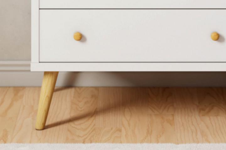 Kleiderschrank weiß Detailbild vom naturfarbenen Holzfuß