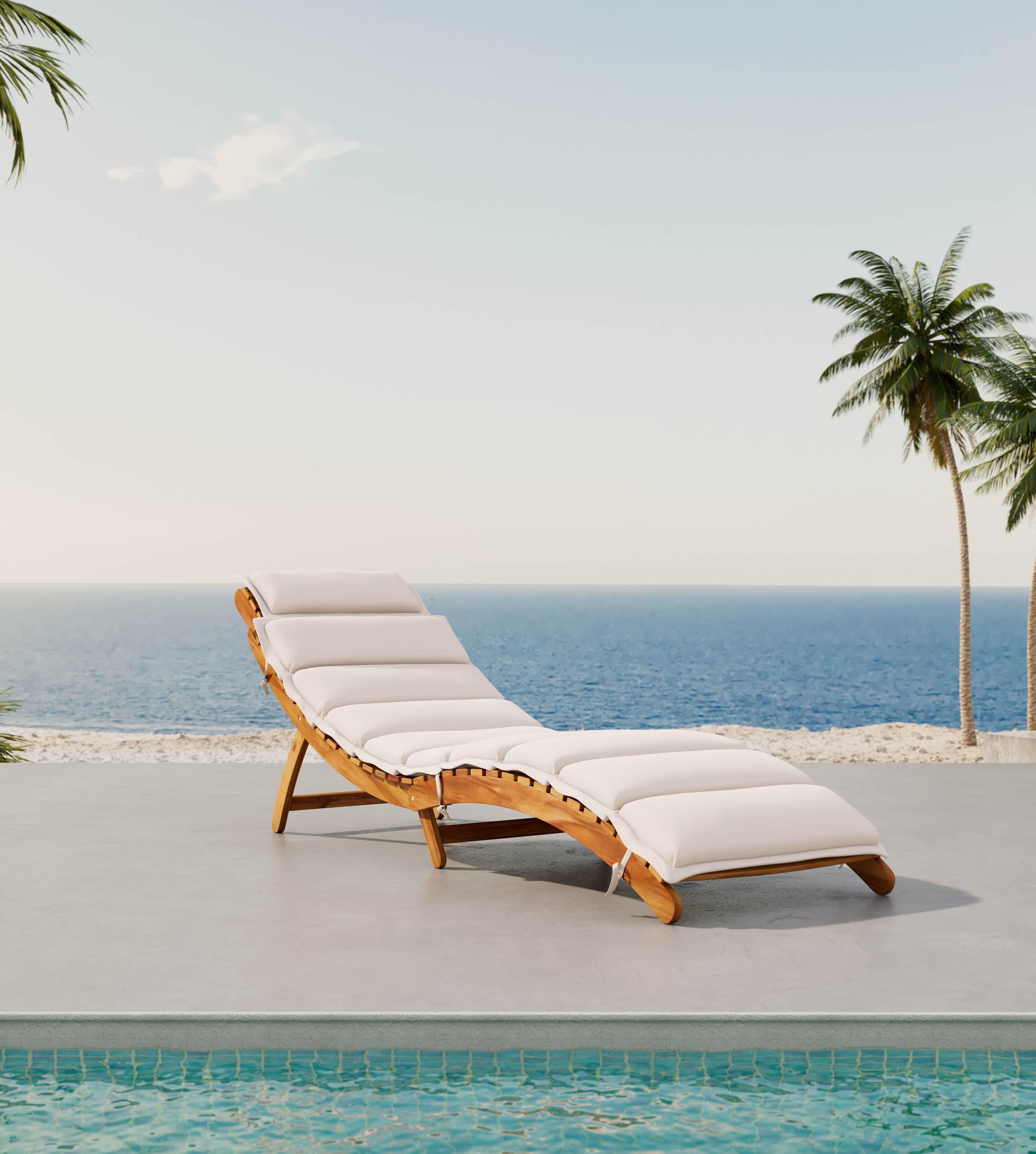 Gartenliege aus Holz mit cremefarbener Auflage