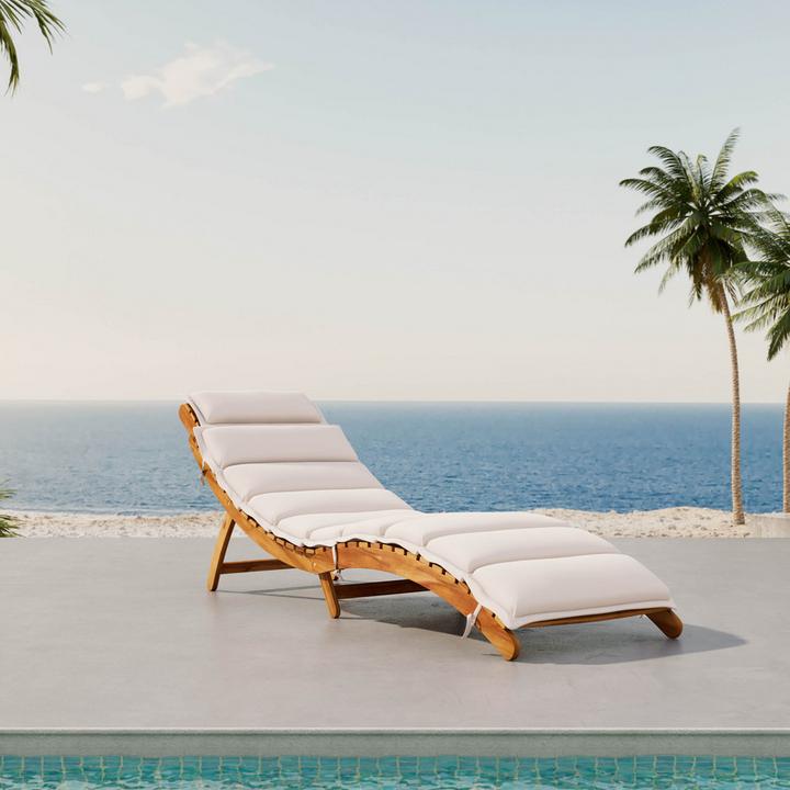 Gartenliege aus Holz mit cremefarbener Auflage