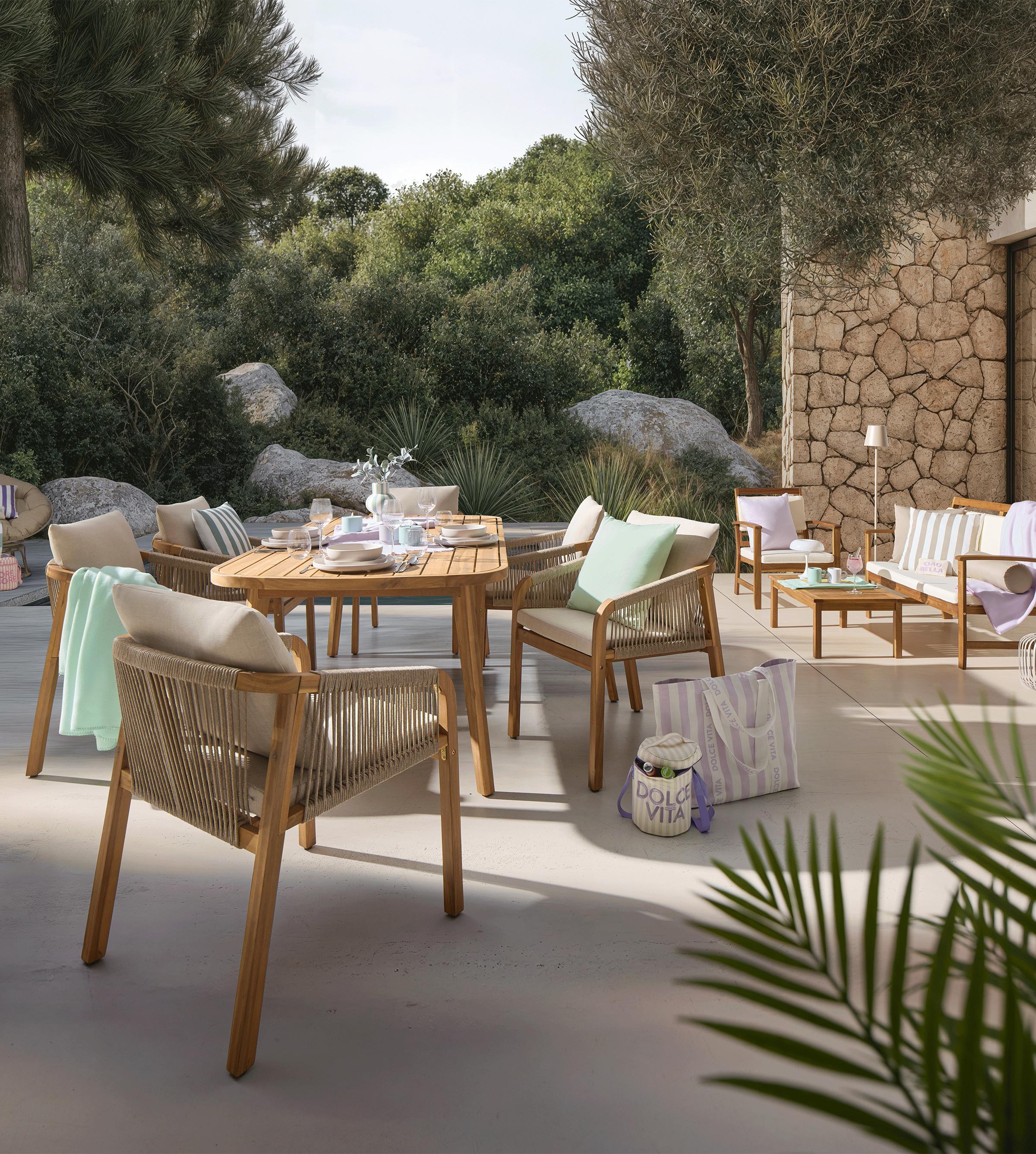 Gemütliches Outdoor Ambiente bei mömax