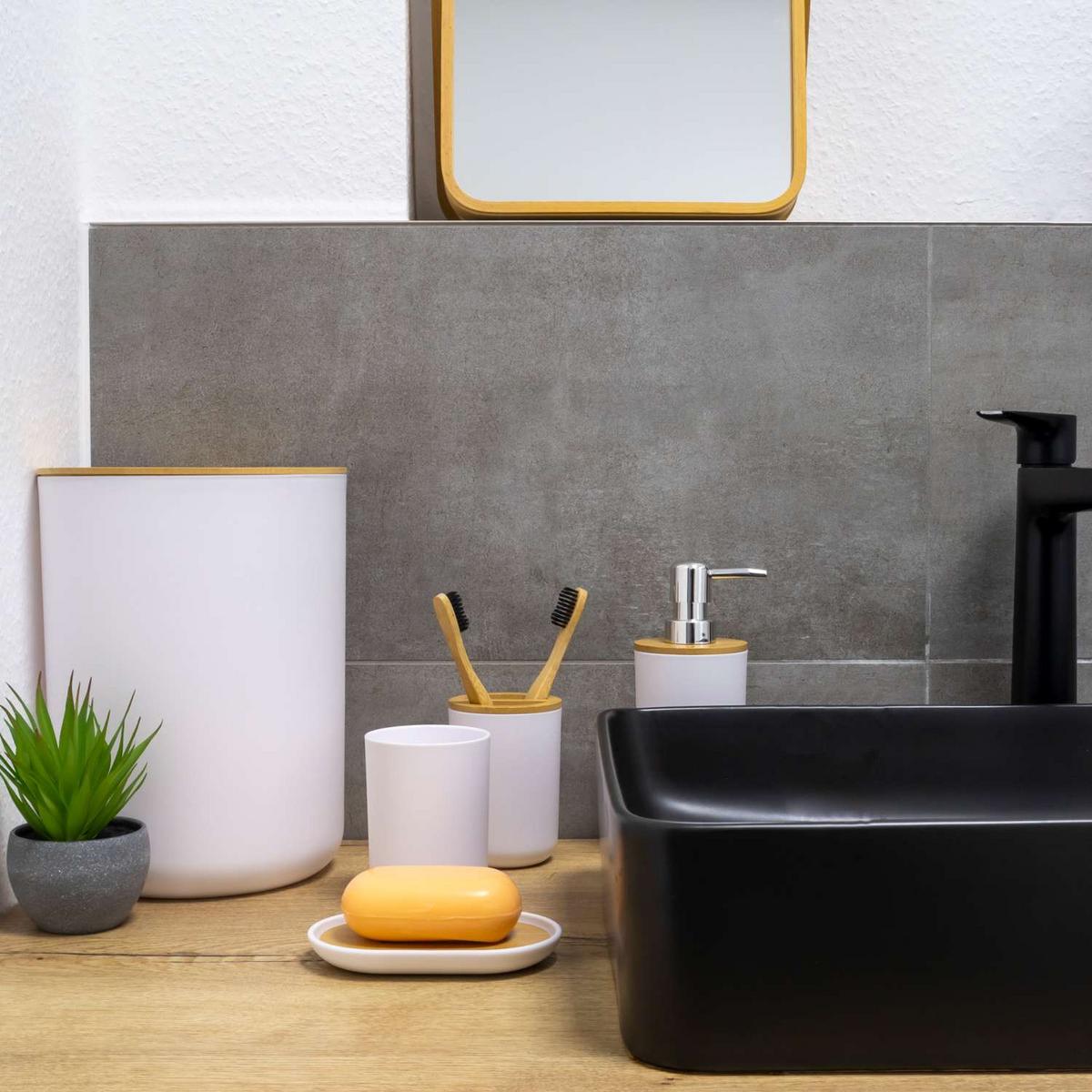 BADEZIMMER ZUBEHÖR SET (6-tlg.) mit Zahnputzbecher Seifenschale Seifenspender Toilettenbürste - Weiß, Naturmaterialen (19.5/26/19.5cm) - Intirilife