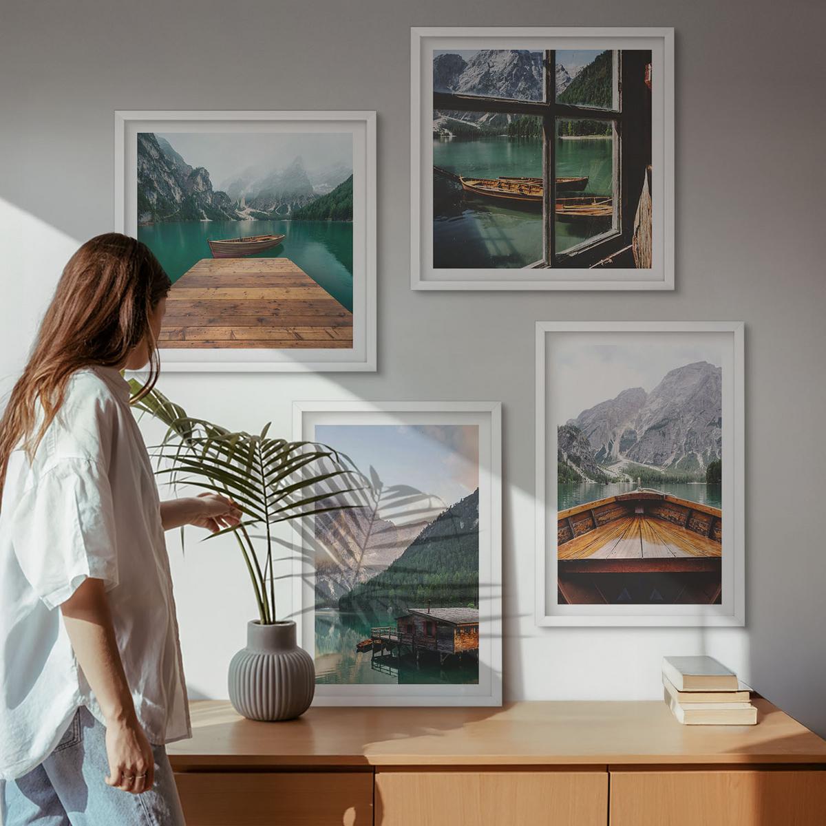 BILDER SET 4er Set - 50x50 cm & 40x60 cm Weißer Rahmen - Berglandschaften, Ferienhäuser, Boote - Weiß, Kunststoff (50/50cm) - TULUP