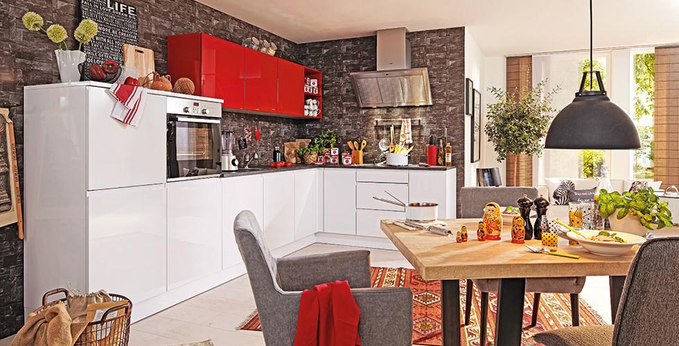Eckküche mit Lackfront in Weiß und Rot, graue Sessel mit Textilbezug und Holz-Esstisch von mömax