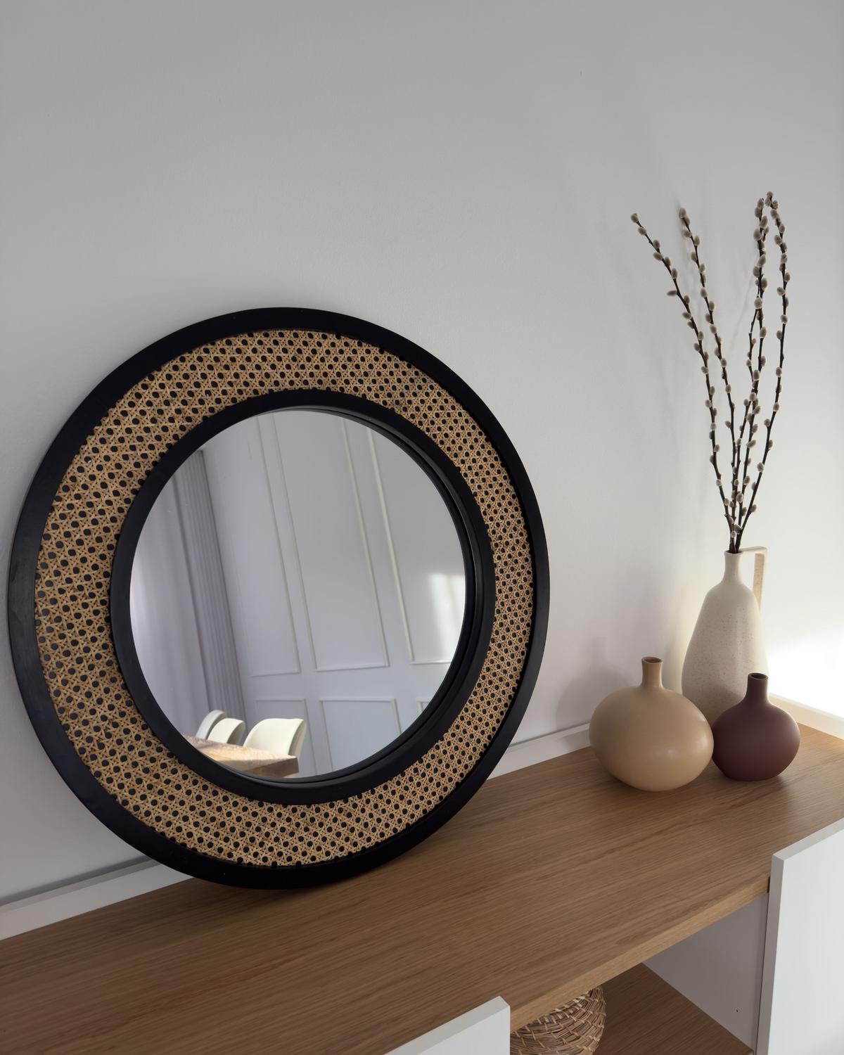 WANDSPIEGEL Rattan naturfarben/schwarz mit Aufhängeband rund 70 cm Cambrai - Schwarz/Naturfarben, Naturmaterialien (70/104/3cm) - Beliani