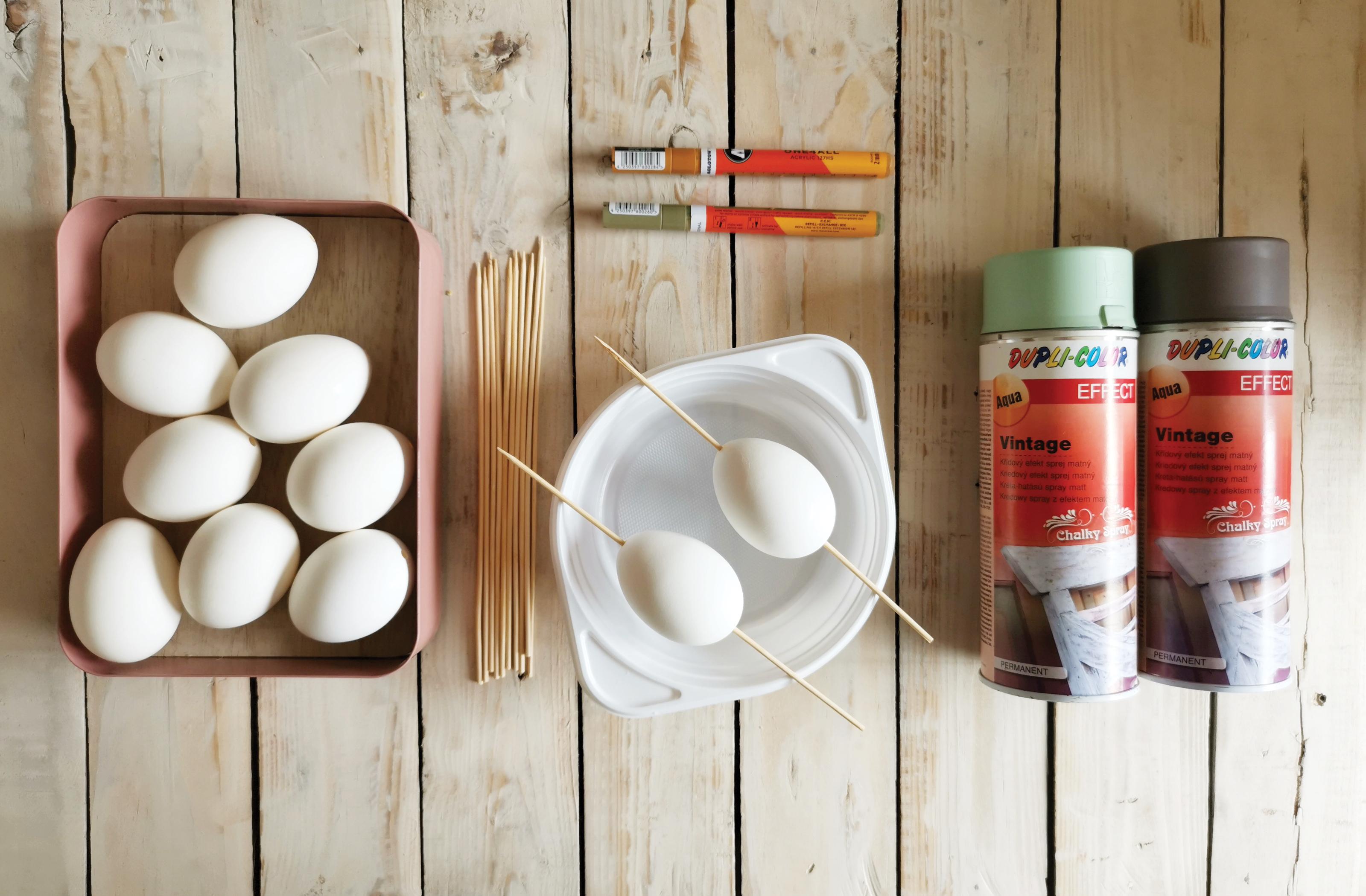 Przygotuj  wszystkie rzeczy do dekoracji pisanek i nabij jajka na patyczki