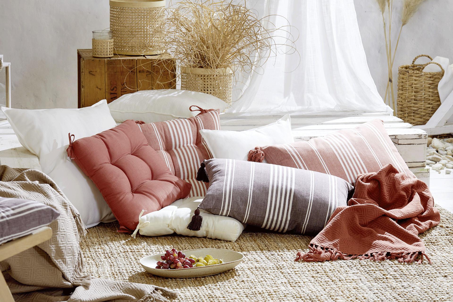 Wohntextilien-Kuscheldecken-Kissen-Kissenbezüge-weich-bunt-günstig-bei mömax