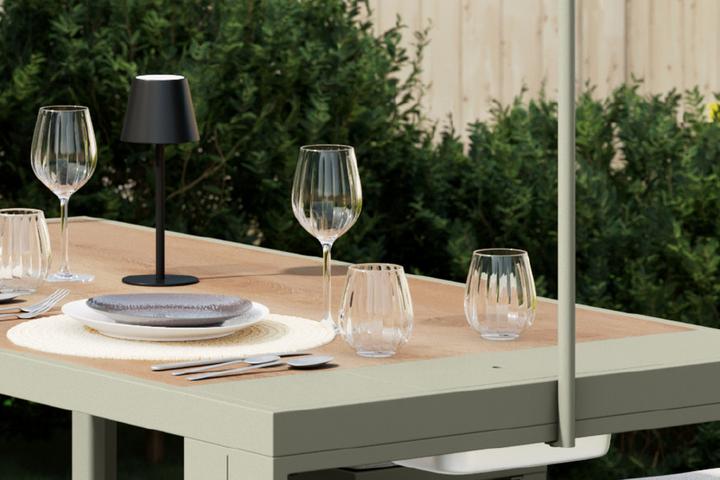 Gartenset Tischplatte Naturfarbe Holzoptik SPC-Kunststoff in matter Optik Vorrichtung über dem Tisch