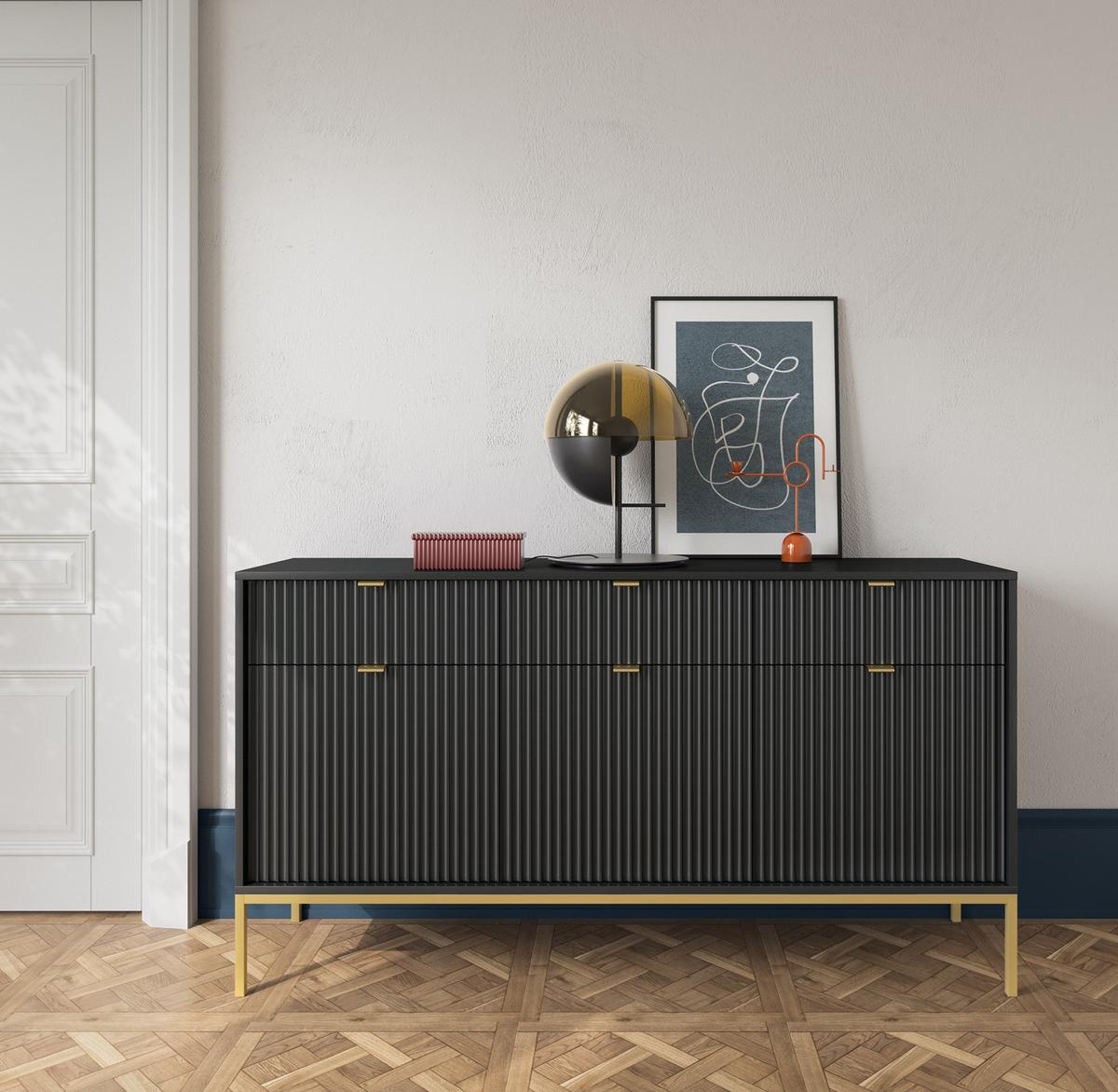 SIDEBOARD Eternas 3T 3S Schwarz 154/83/39 cm – goldene Füße, mit geriffelten Fronten - Goldfarben/Schwarz, Holzwerkstoff (154/83/39cm) - AX Living