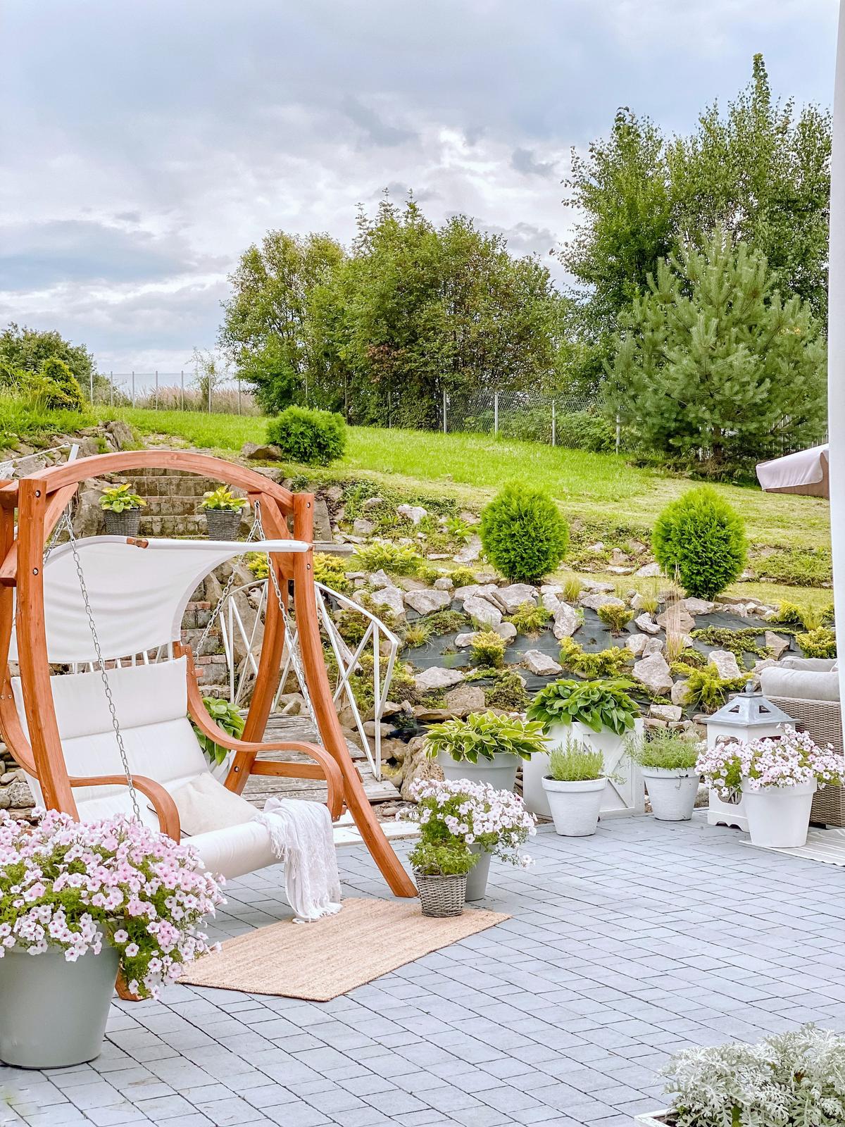 GARTENSCHAUKEL Lärchenholz dunkelbraun Sonnendach beige Aprilia - Dunkelbraun, Textil (202/200/120cm) - Beliani