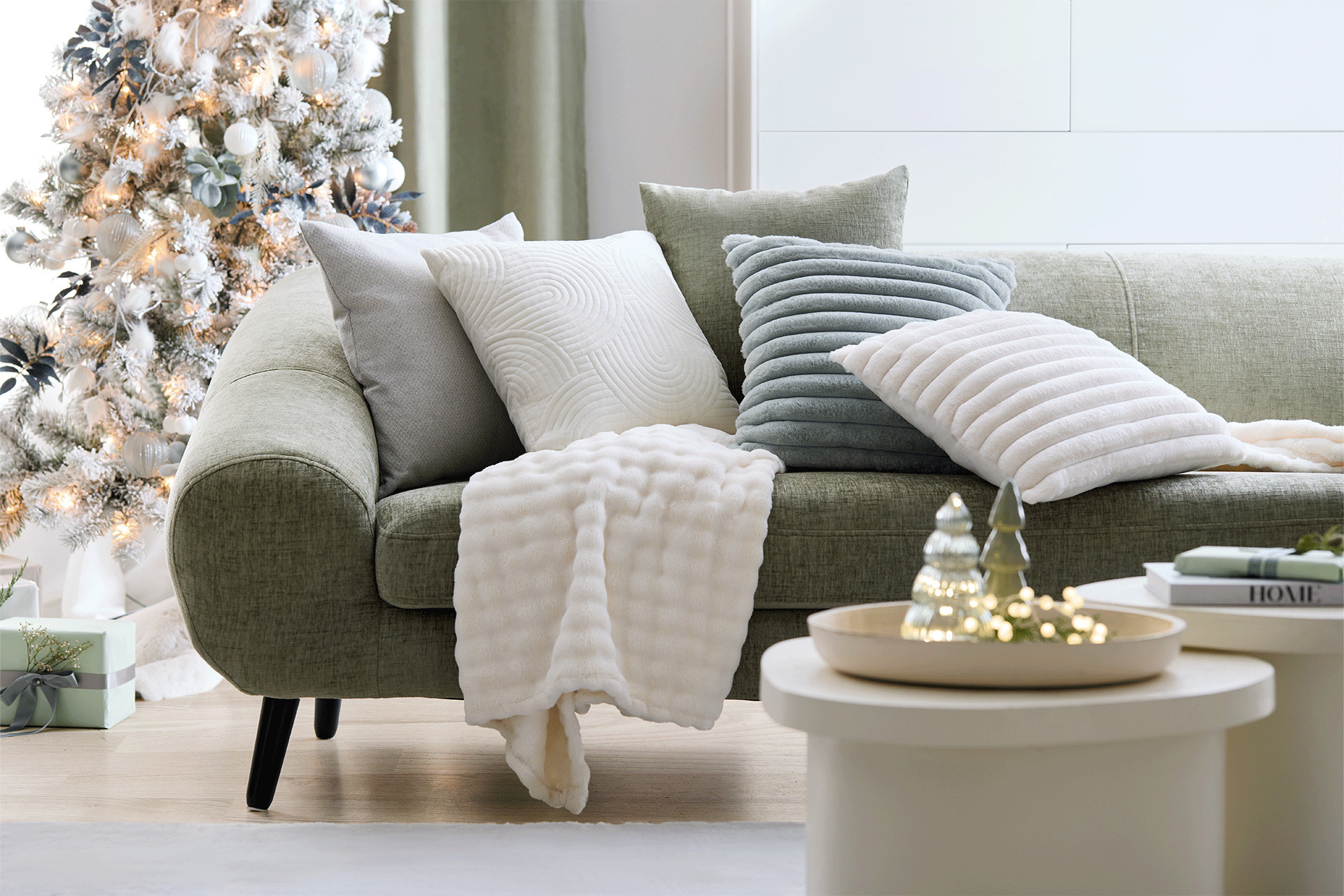 Frosty Winter Wohnzimmer – Elegante Deko in Eisblau & Silber