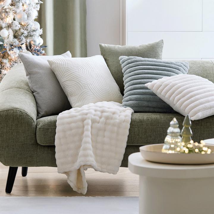 Frosty Winter Wohnzimmer – Elegante Deko in Eisblau & Silber