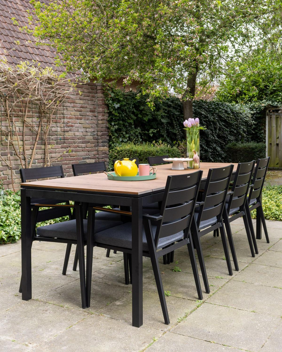 GARTENTISCH Heller Holzfarbton Tofane - Hellbraun/Schwarz, Metall (198/90/77cm) - Beliani