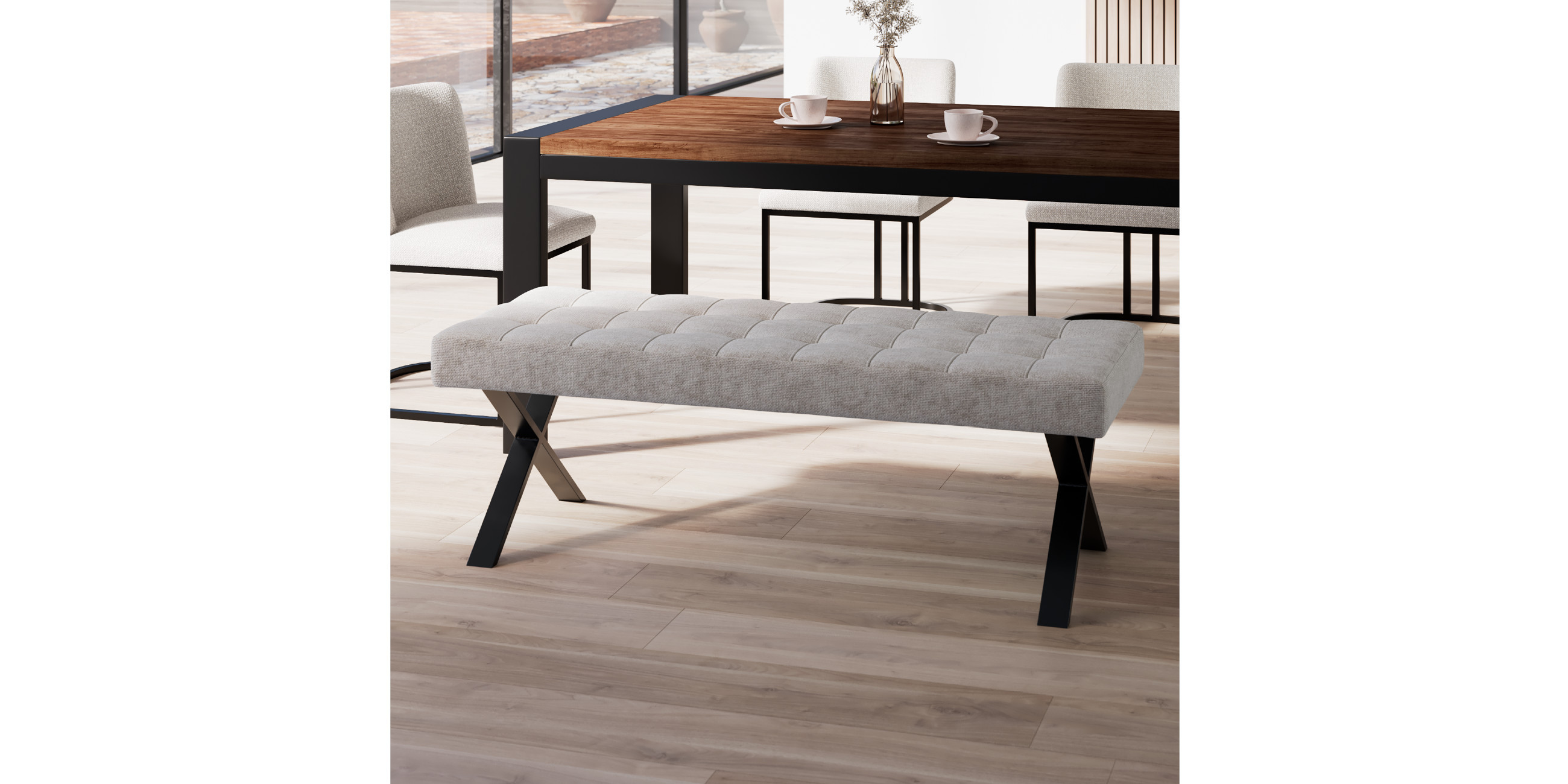 Hellgraue Sitzbank mit schwarzen Füßen, dunkler Holztisch