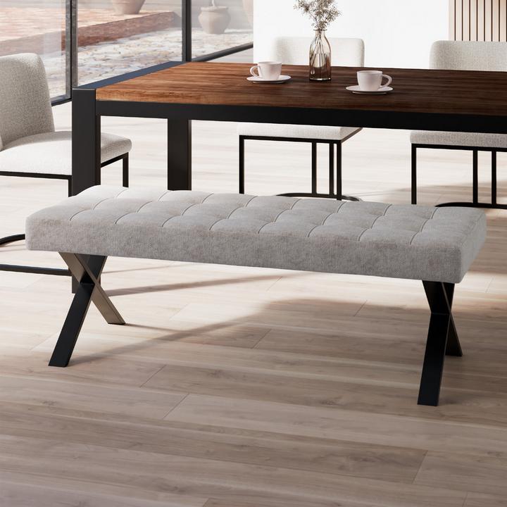 Hellgraue Sitzbank mit schwarzen Füßen, dunkler Holztisch