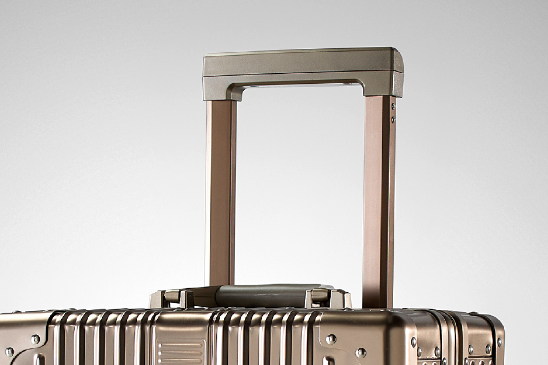 Reisekoffer gold ausziehbarer Teleskopgriff 360° Rollensystem Trolleyfunktion