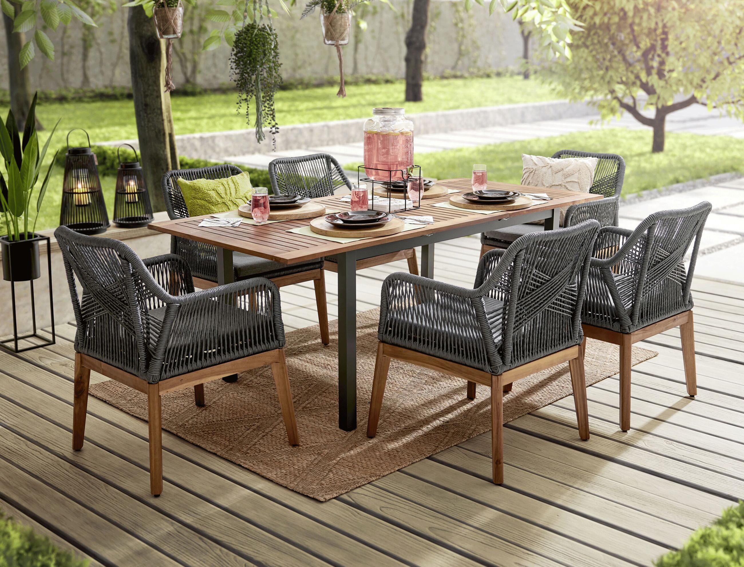 Günstiger Gartentisch aus Akazie und Metall