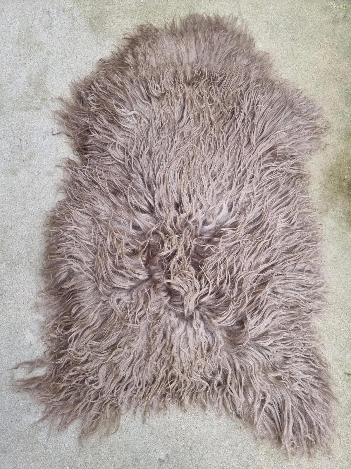 LAMMFELL Island Langhaar natur lockig weich Premium Hell Taupe ca. 105 cm - Taupe, Fell (55/105cm) - Provellus