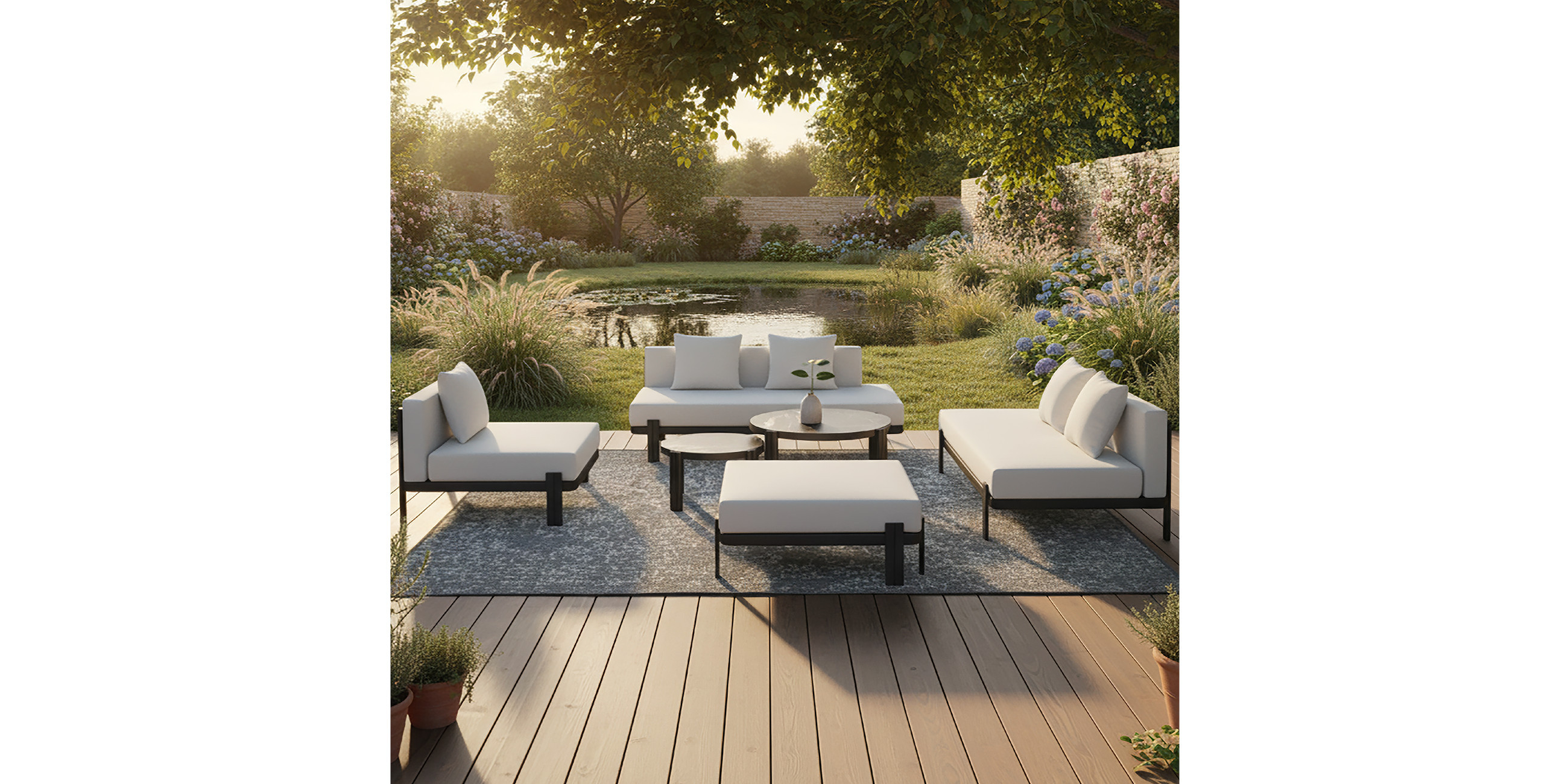 Hellgraue Loungegarnitur mit schwarzen Metallfüßen, zwei runde Beistelltische