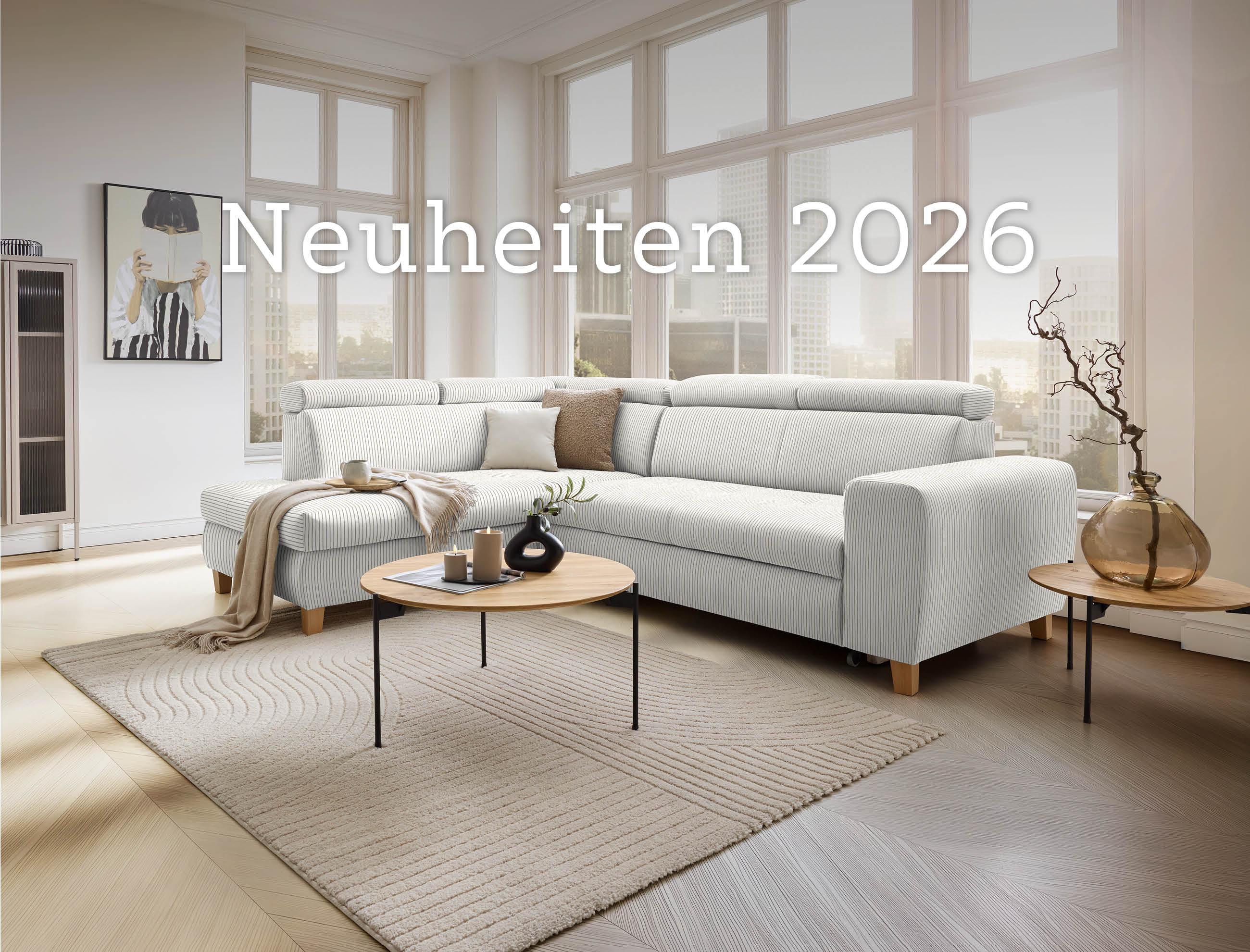 Helle Wohnlandschaft mit Holzfüßen, runder Couchtisch aus Holz, mobile