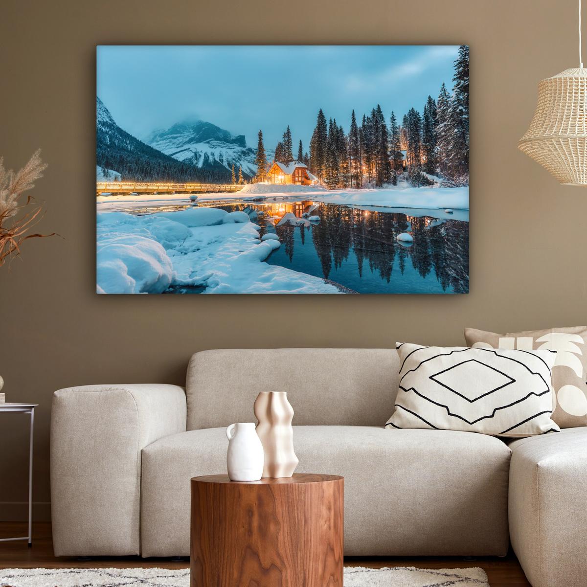 LEINWANDBILD Winterlandschaft - Natur - Haus - Berge - Schnee Groß 140x90 cm - Hellblau, Textil (140/90cm) - MuchoWow