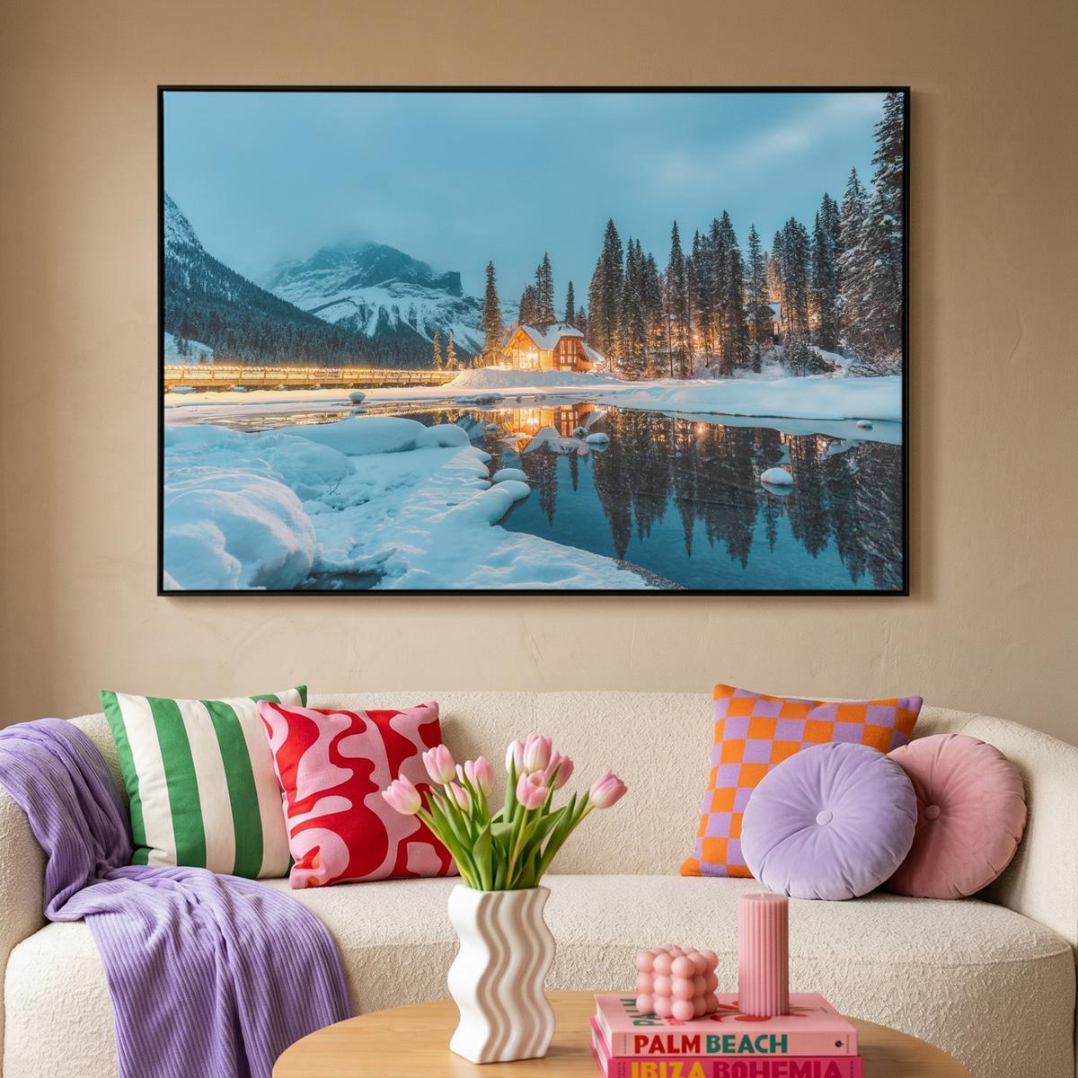 LEINWAND Bilder mit Rahmen - Winterlandschaft - Natur - Haus - Berge - Schnee - 140x90 - Hellblau, Textil (140/90cm) - MuchoWow