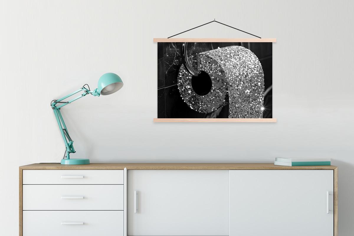 POSTER MIT MAGNETLEISTEN WC - Toilettenpapier - Schwarz und weiß - Glitter Wanddeko 90x60 cm - Silberfarben, Textil (90/60/0.15cm) - MuchoWow