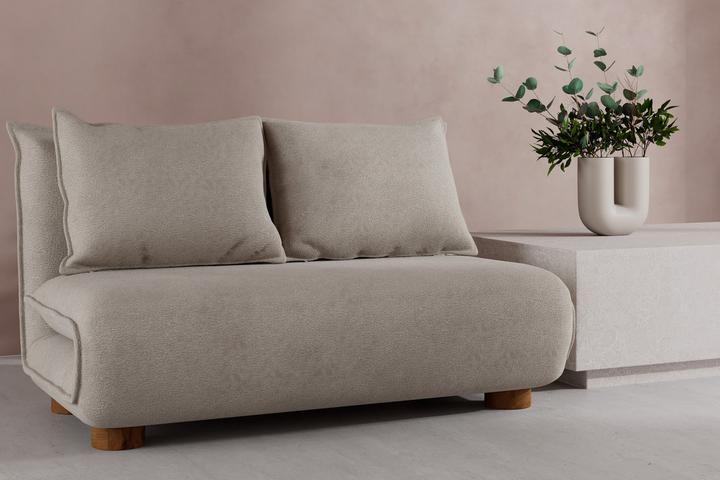 Beiges Sofa mit weißem Couchtisch rechts daneben