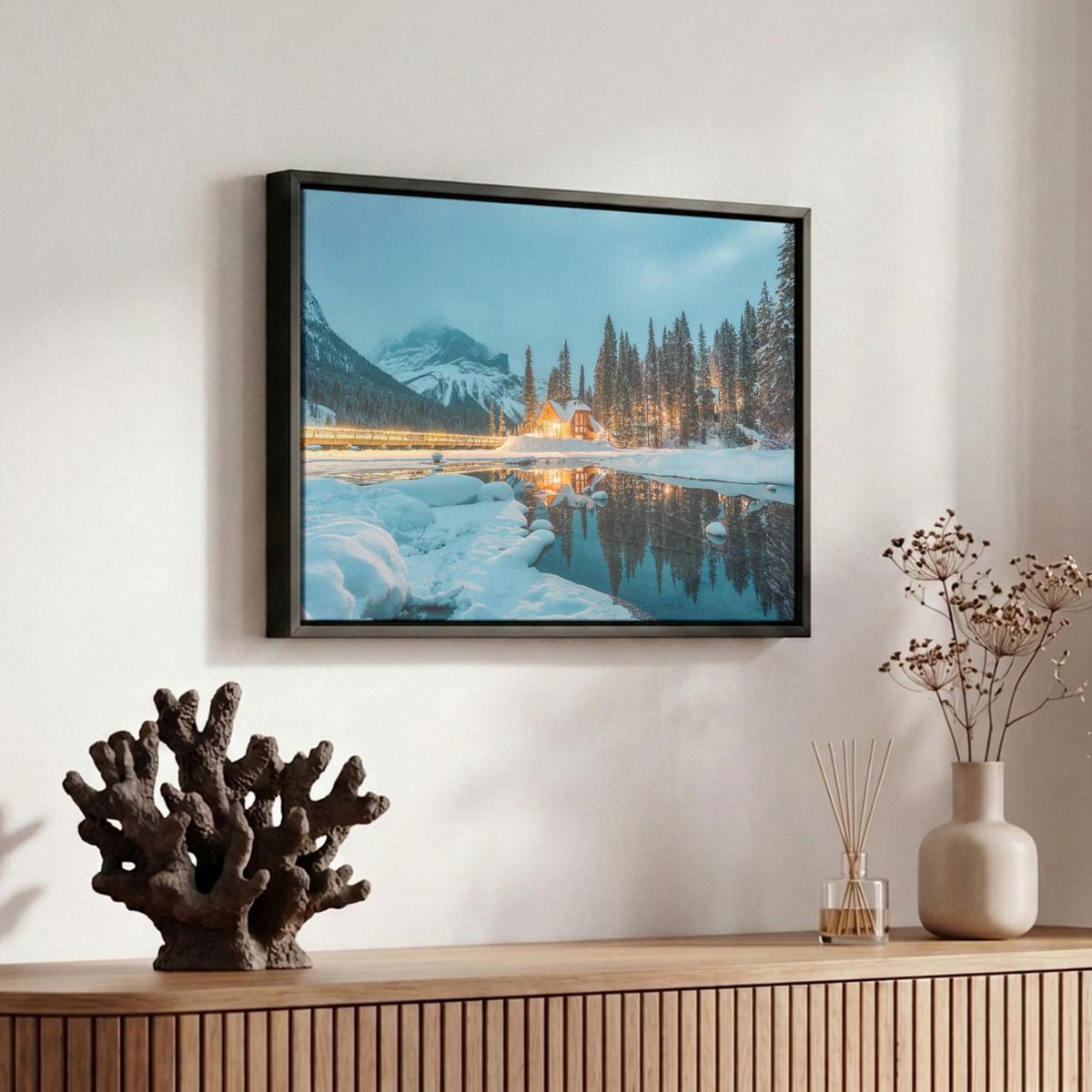 LEINWAND Bilder mit Rahmen - Winterlandschaft - Natur - Haus - Berge - Schnee - 30x20 - Hellblau, Textil (30/20cm) - MuchoWow