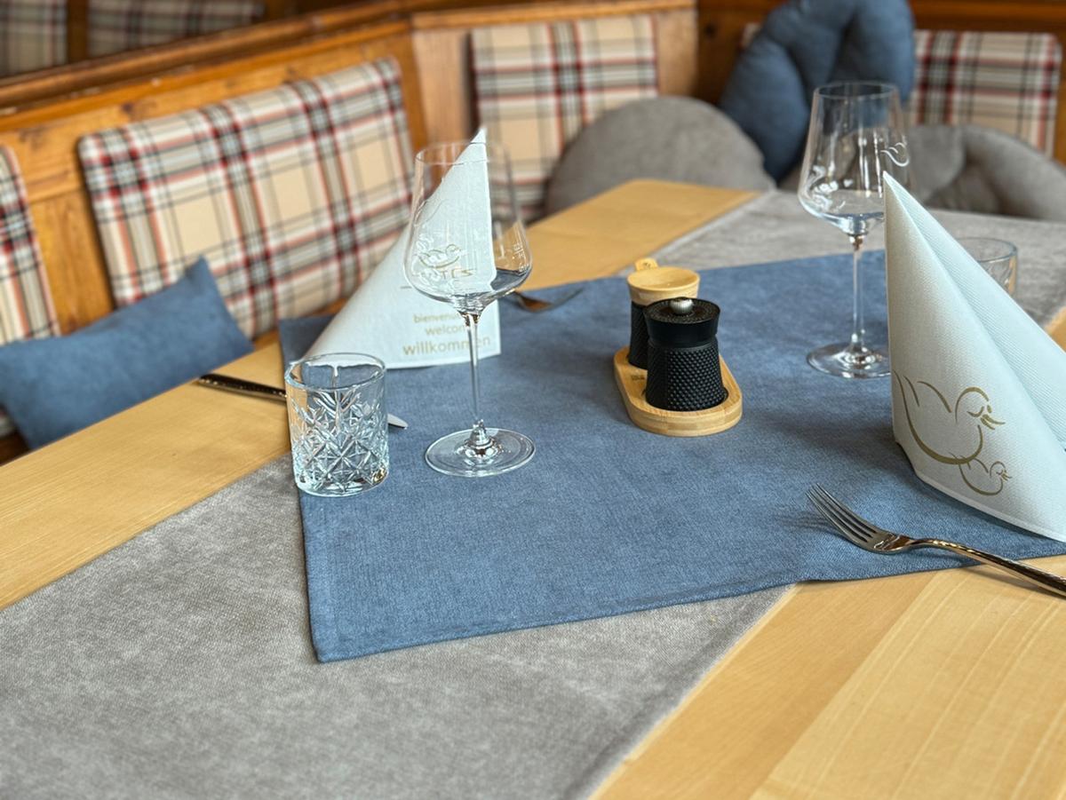 TISCHLÄUFER FarbTon Chenille-Haptik nordlicht-blau 140/40 cm - Blau, Textil (40/140cm) - beties Heimtextil