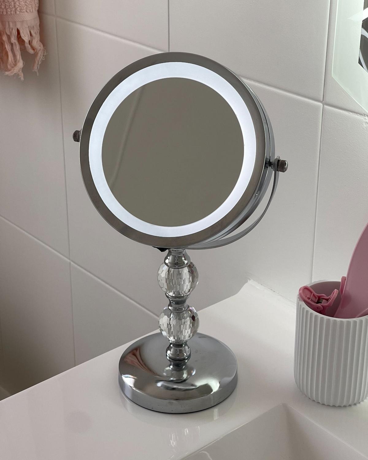 KOSMETIKSPIEGEL silber mit LED-Beleuchtung 18 cm Claira - Silberfarben, Glas (18/34/13cm) - Beliani