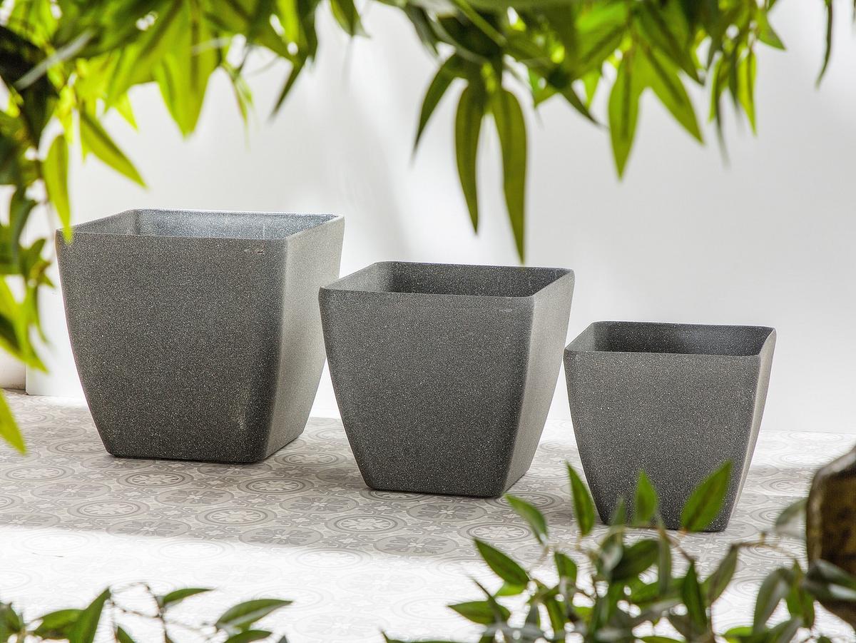 BLUMENTOPF 2er-Set dunkelgrau quadratisch 34/34/34 cm Zeli - Dunkelgrau, Stein (34cm) - Beliani