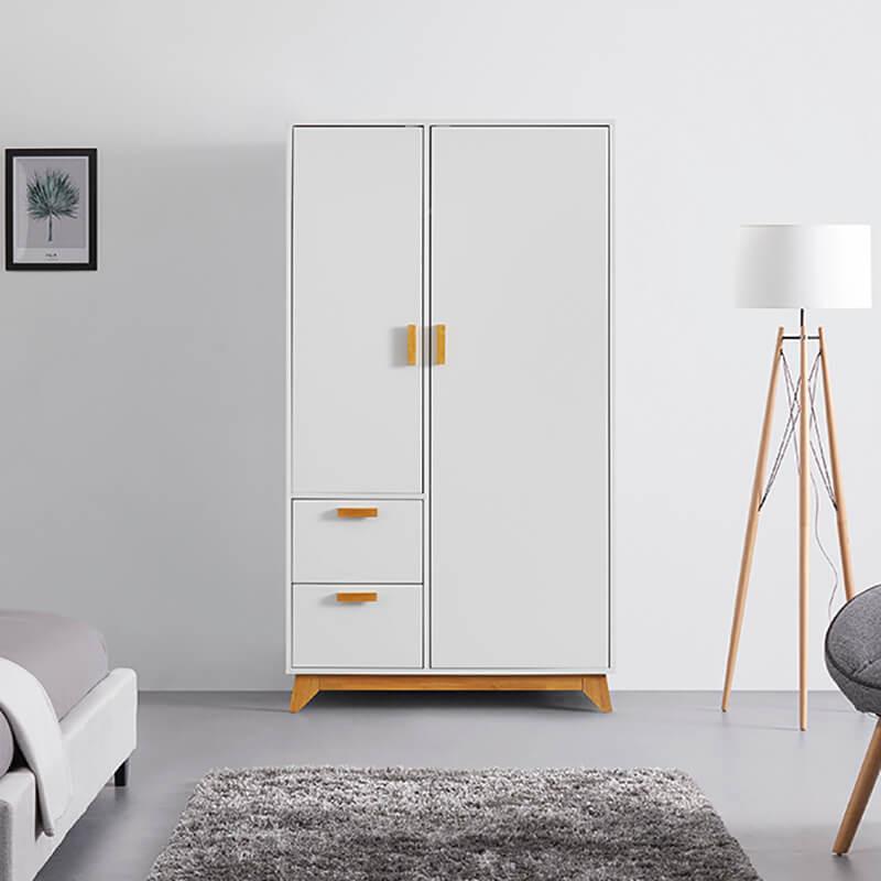 Bela garderobna omara s klasičnimi vrati