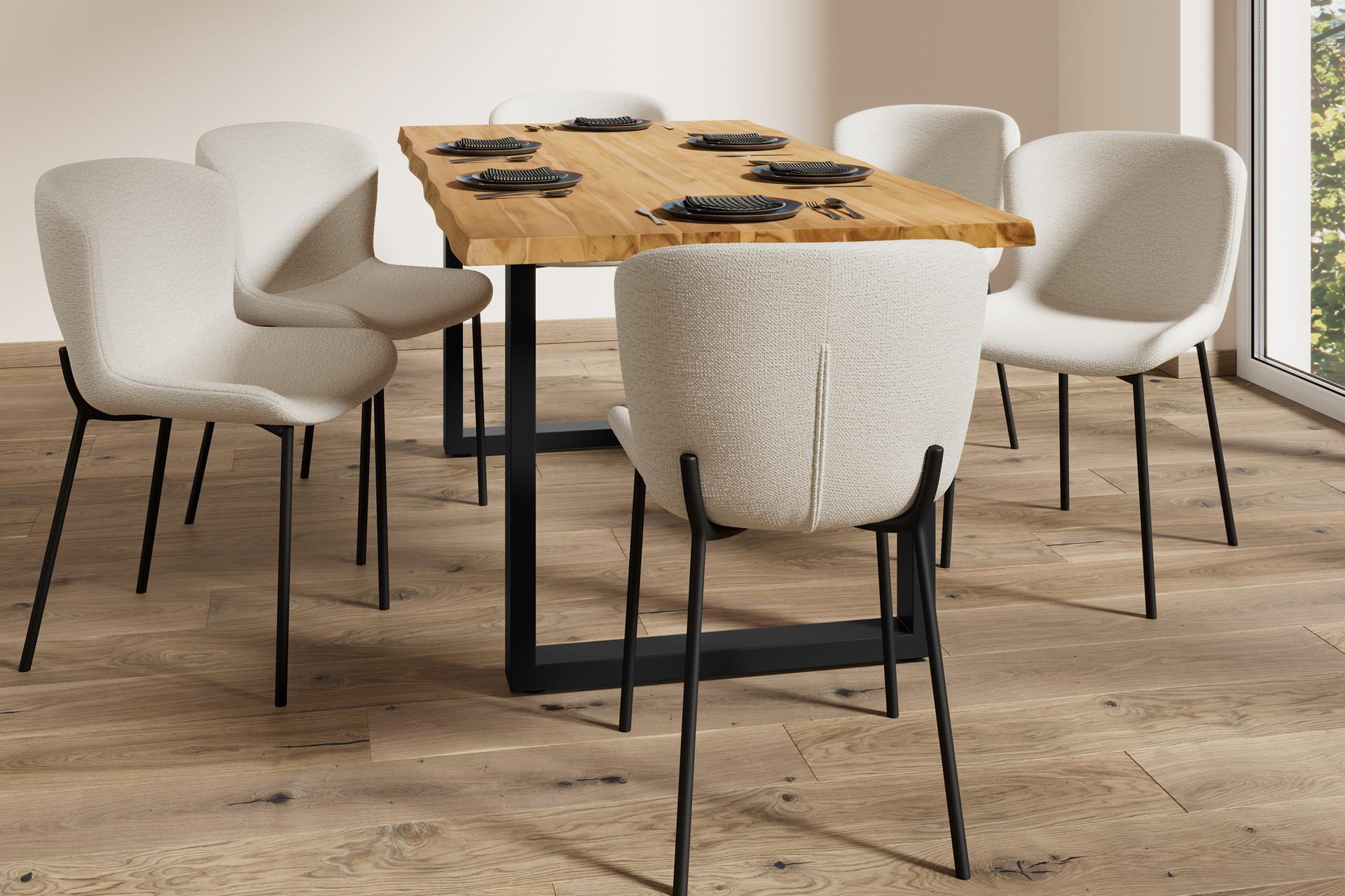 Beige Stühle mit schwarzen Metallbeinen, Esstisch aus Holz