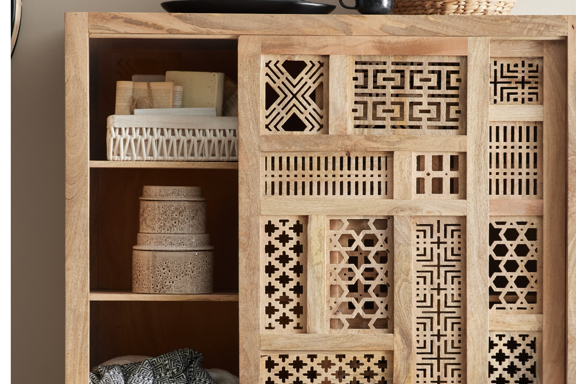 Highboard Echtholz Mangoholz imprägniert und lackiert 4 Einlegeböden 2 Schiebetüren