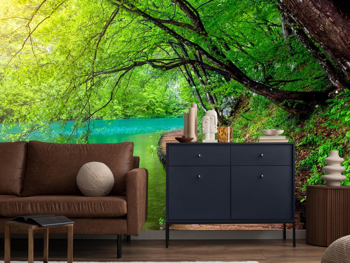 FOTOTAPETE für Wohnzimmer Holzsteg See Bäume Pflanzen Natur 250x175 - Türkis/Braun, Papier (250/175cm) - Muralo