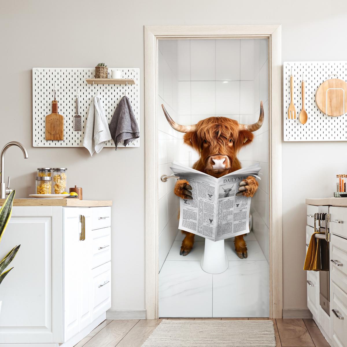 TÜRAUFKLEBER Scottish Highlander - Zeitung - WC - Tier 90x215 cm - Türtapete - Weiß, Kunststoff (90/0.1cm) - MuchoWow
