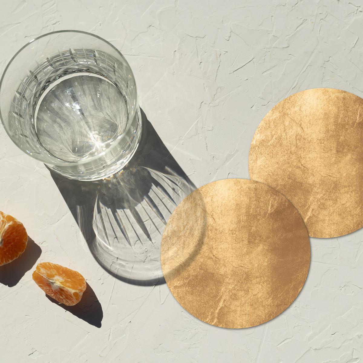 GLASUNTERSETZER Licht fällt auf eine goldene Wand Getränkeuntersetzer 10x10 cm - Goldfarben, Naturmaterialien (10/0.2cm) - MuchoWow