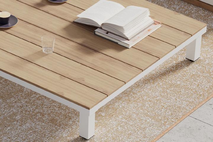 Loungetisch niedrig Tischplatte Akazienfarbe Echtholz massiv geölt Latten Gestell Tischbeine Weiß Eisen pulverbeschichtet