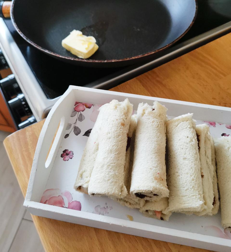 Rolki obtaczamy w jajku i mleku