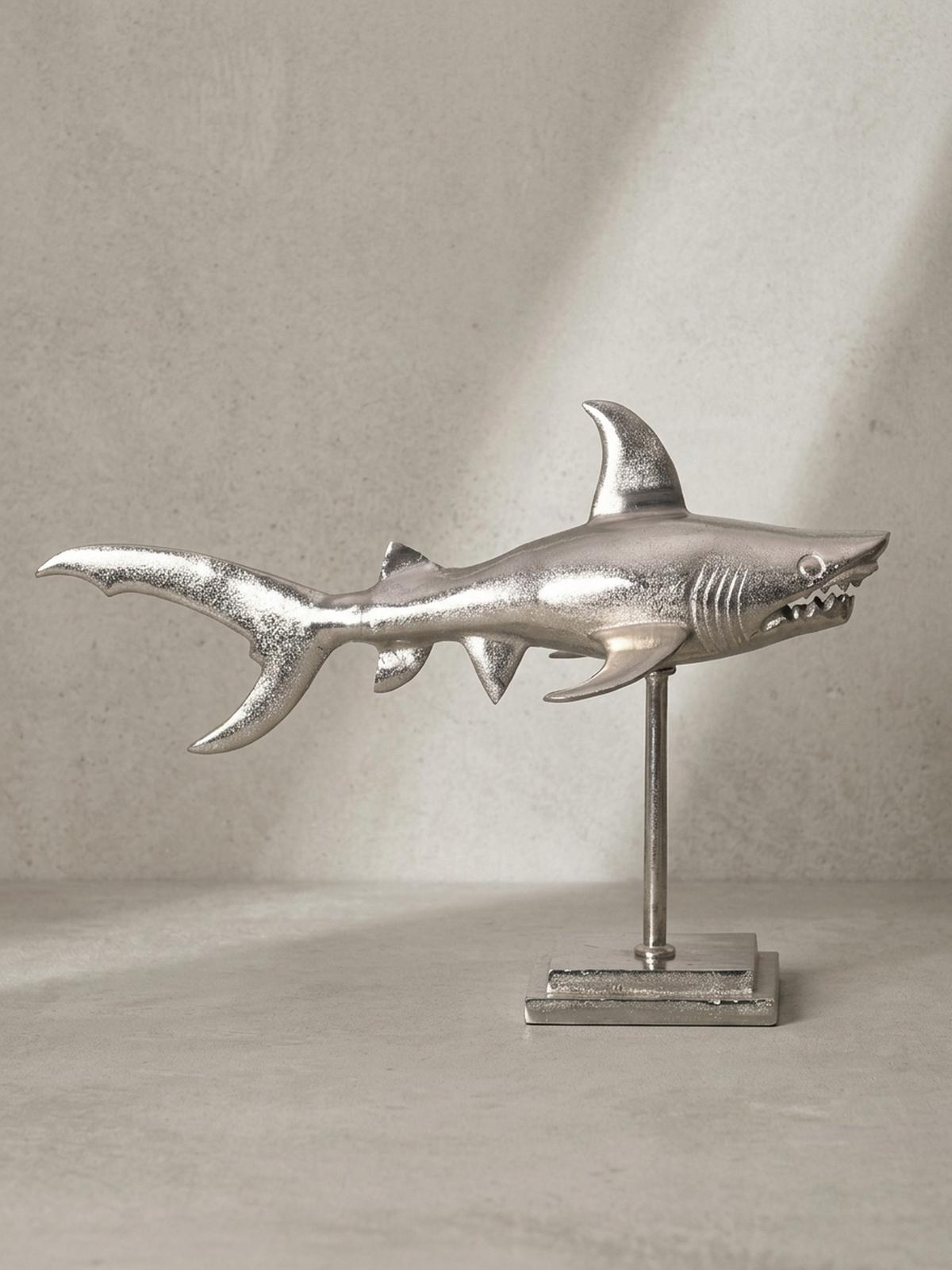 DEKOFIGUR Hai Aluminium 70 cm mit Sockel im maritimen Stil, Silbern 70x27x49 cm - Silberfarben, Metall (70/49/27cm) - KADIMA DESIGN