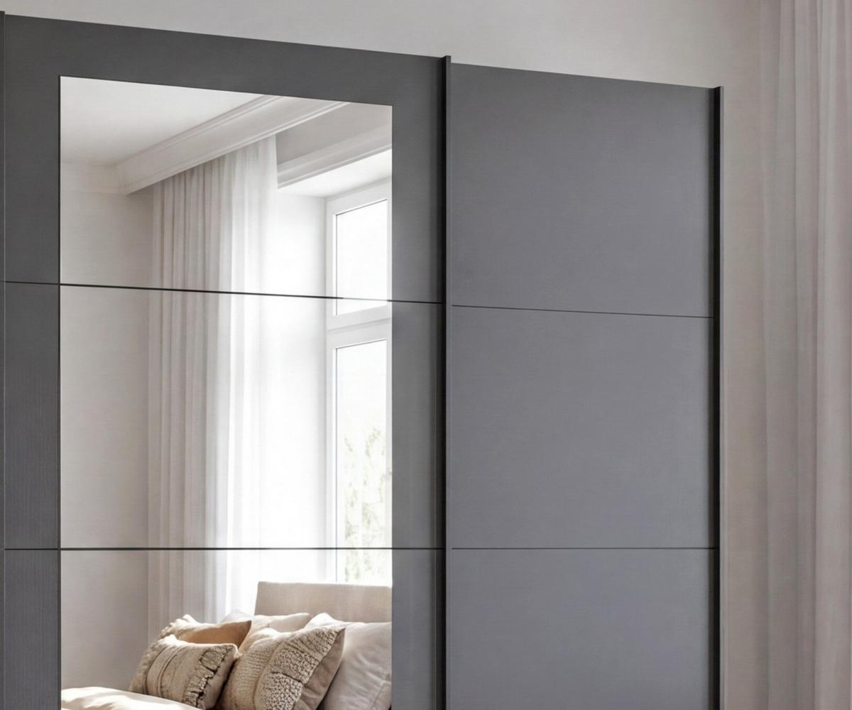SCHWEBETÜRENSCHRANK 3-türig B225/H208/64 cm Kleiderschrank in Grafit, mittig Spiegel, Griffe Schwarz / 22627 - Graphitfarben/Schwarz, Holzwerkstoff/Metall (225/208/64cm) - luma-home