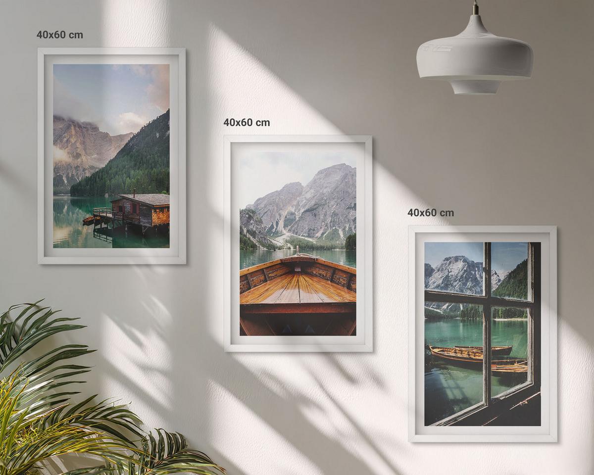BILDER SET 3er Set - 40x60 cm Weißer Rahmen - Hütten am Bergsee Łódź - Weiß, Kunststoff (40/60cm) - TULUP